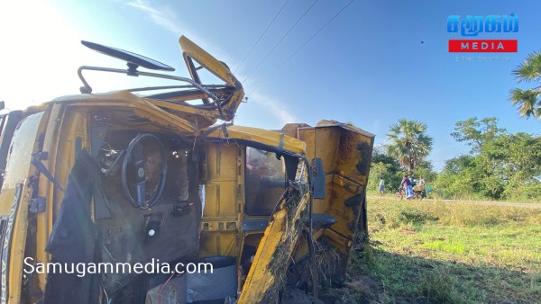 மன்னாரில்  வீதியைவிட்டு விலகிய டிப்பர் - ஒருவர் பலி, மூவர் படுகாயம் 